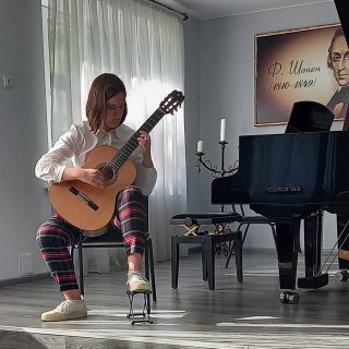 «Звучить гітара…»