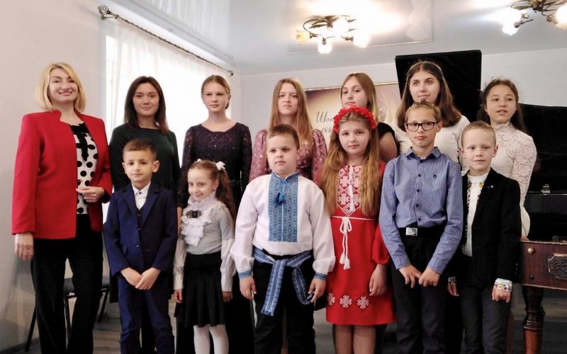 головна