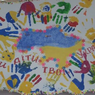 Діти малюють те, про що мріють –перемогу, мир і сонячну Україну!