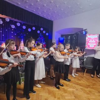 РІЗДВЯНІ ЧИТАННЯ БІЛЯ КАМІНА